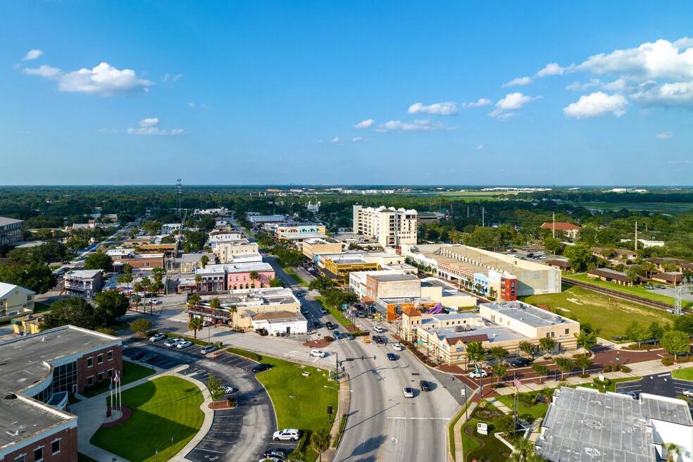 Christmas lights installation in Kissimmee, FL by Hang & Glow Crew